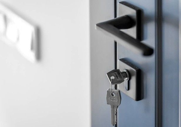 comment réagir pendant les vacances en cas d'urgence serrurier à Paris 15 et 17 